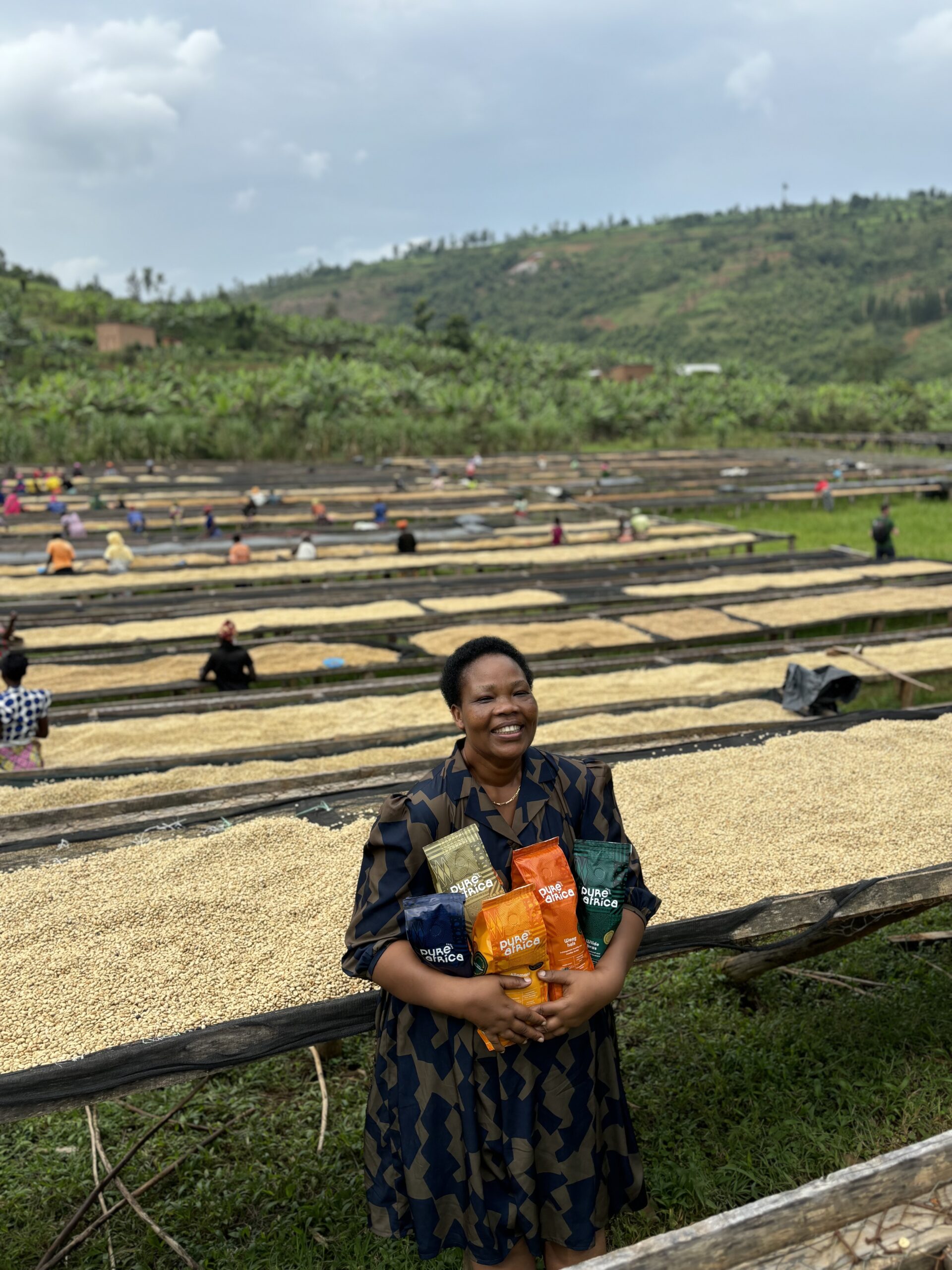Agnes van Nova met Pure Africa koffiezakken
